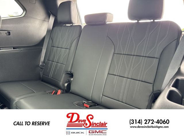 Buick Enclave Vehicle Full-screen Gallery Image 24