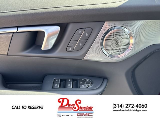 Buick Enclave Vehicle Full-screen Gallery Image 13