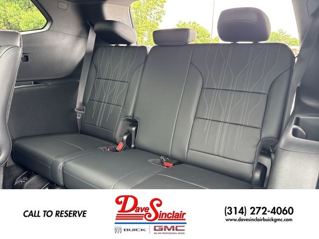 Buick Enclave Vehicle Full-screen Gallery Image 24