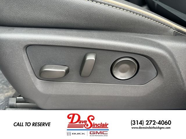 GMC Yukon Vehicle Full-screen Gallery Image 12
