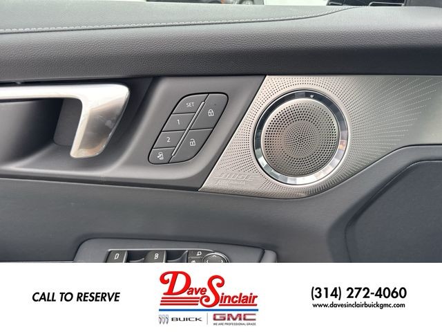 Buick Enclave Vehicle Full-screen Gallery Image 13