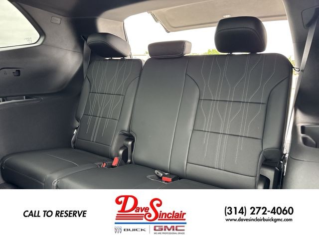 Buick Enclave Vehicle Full-screen Gallery Image 24