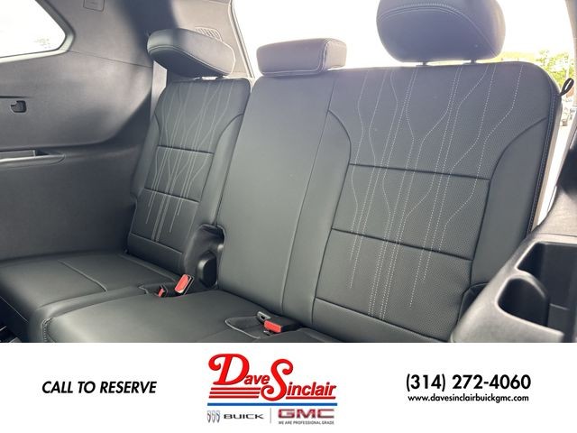 Buick Enclave Vehicle Full-screen Gallery Image 24
