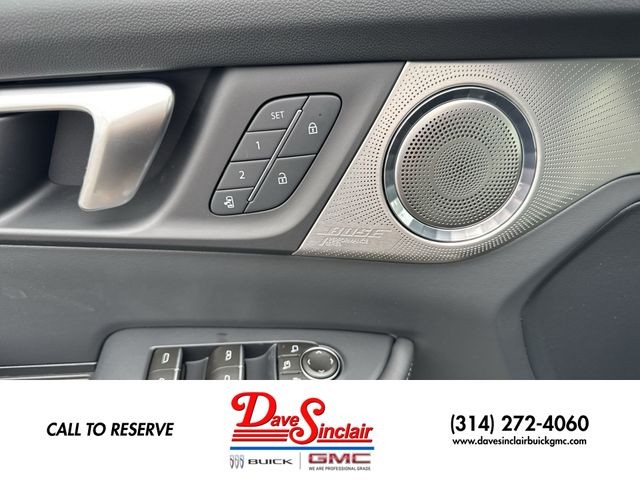 Buick Enclave Vehicle Full-screen Gallery Image 13