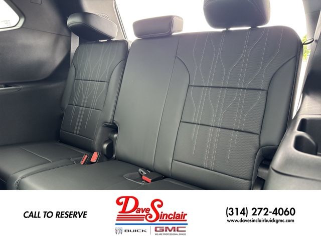 Buick Enclave Vehicle Full-screen Gallery Image 24