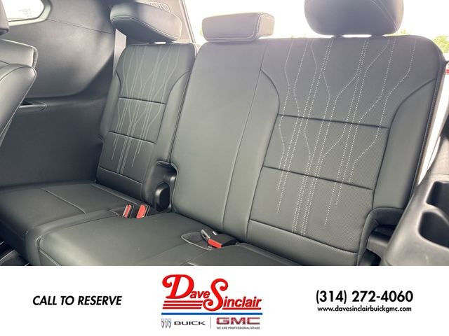 Buick Enclave Vehicle Full-screen Gallery Image 24