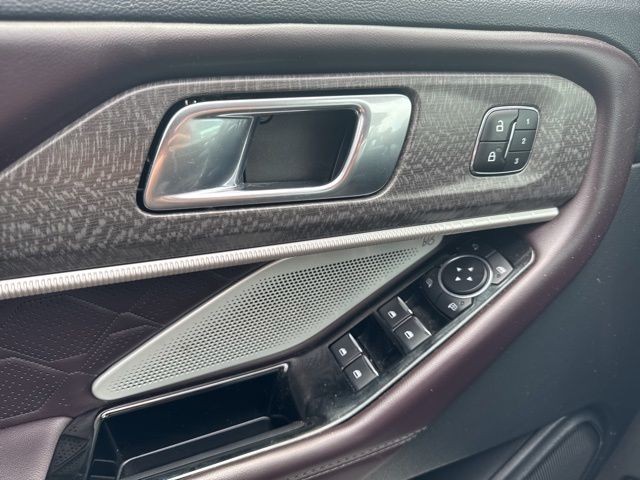 Ford Explorer Vehicle Full-screen Gallery Image 15