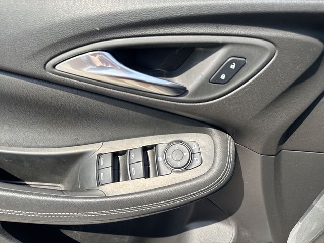 Buick Encore GX Vehicle Full-screen Gallery Image 21
