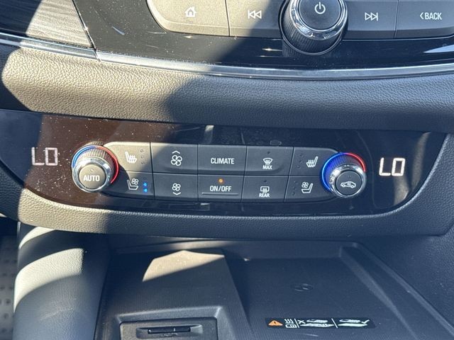 Buick Enclave Vehicle Full-screen Gallery Image 22