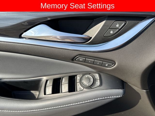 Buick Enclave Vehicle Full-screen Gallery Image 28