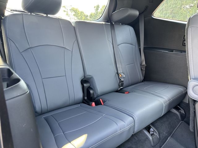 Buick Enclave Vehicle Full-screen Gallery Image 32
