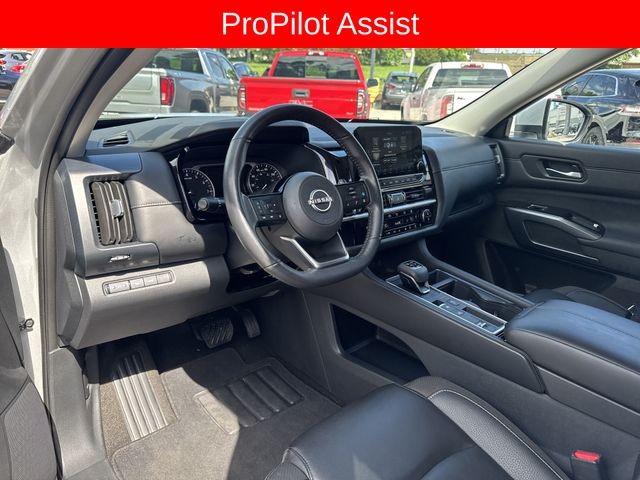 Nissan Pathfinder Vehicle Full-screen Gallery Image 13