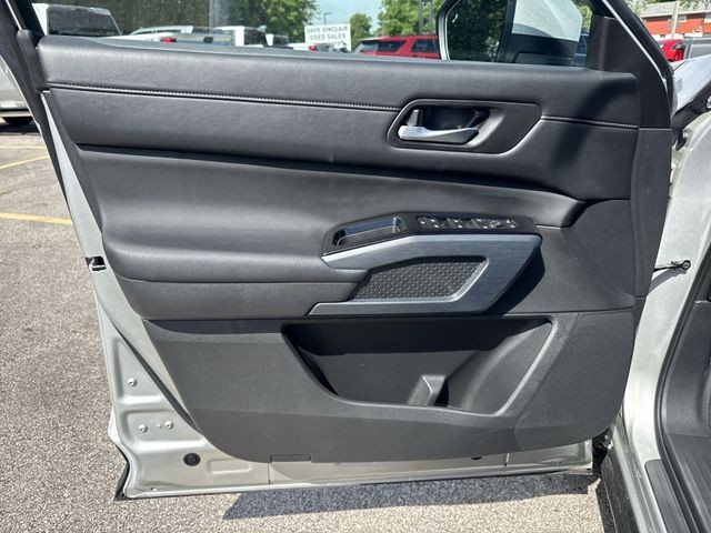 Nissan Pathfinder Vehicle Full-screen Gallery Image 26