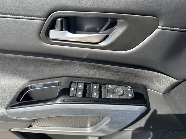 Nissan Pathfinder Vehicle Full-screen Gallery Image 27