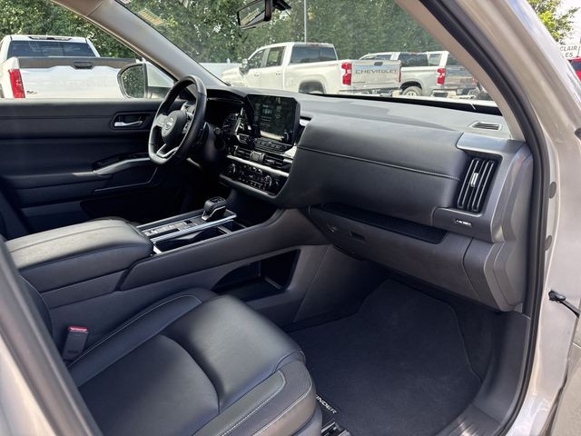 Nissan Pathfinder Vehicle Full-screen Gallery Image 32
