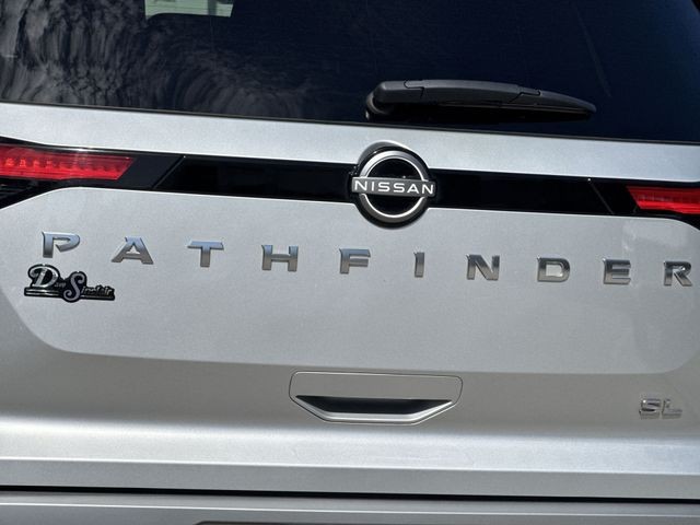 Nissan Pathfinder Vehicle Full-screen Gallery Image 35