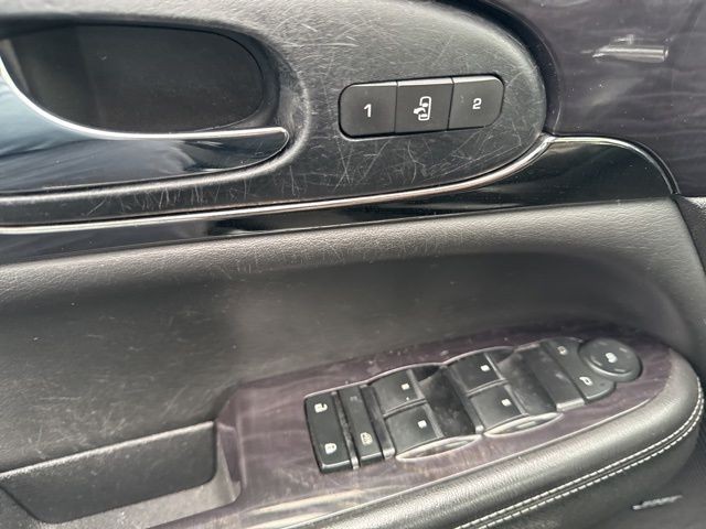 Buick Enclave Vehicle Full-screen Gallery Image 20