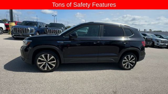 Volkswagen Taos Vehicle Full-screen Gallery Image 06