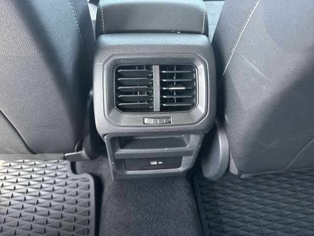 Volkswagen Taos Vehicle Full-screen Gallery Image 24