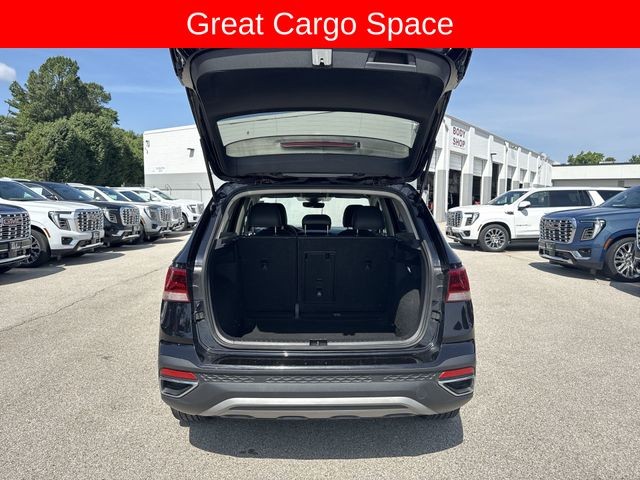 Volkswagen Taos Vehicle Full-screen Gallery Image 28