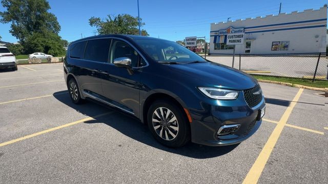 Chrysler Pacifica Vehicle Full-screen Gallery Image 02