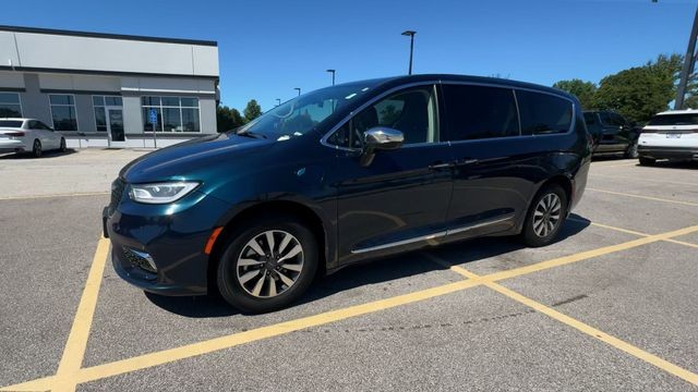 Chrysler Pacifica Vehicle Full-screen Gallery Image 05