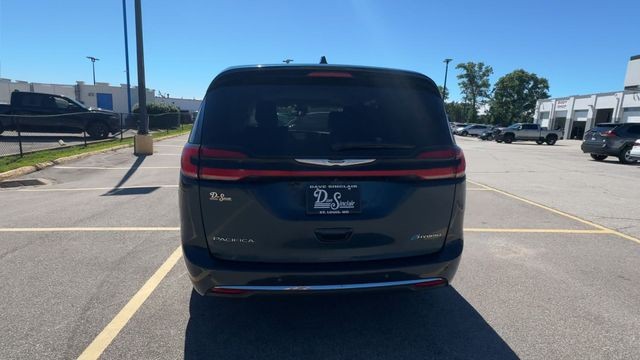 Chrysler Pacifica Vehicle Full-screen Gallery Image 09