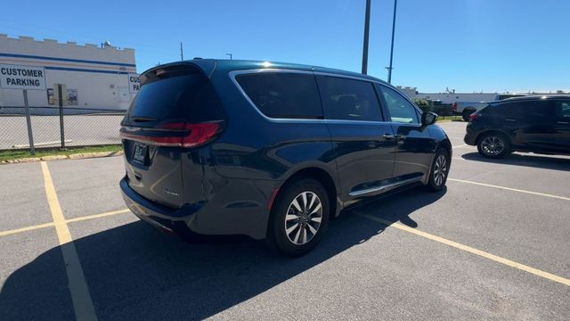 Chrysler Pacifica Vehicle Full-screen Gallery Image 10
