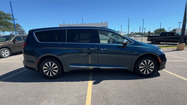 Chrysler Pacifica Vehicle Full-screen Gallery Image 11