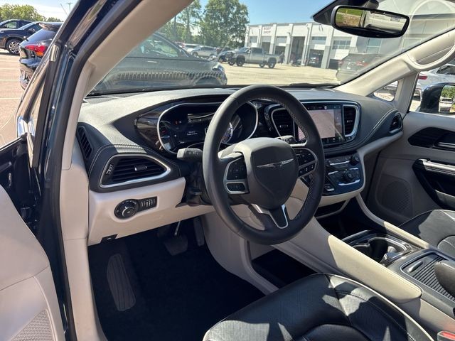 Chrysler Pacifica Vehicle Full-screen Gallery Image 13