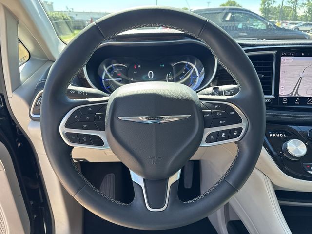 Chrysler Pacifica Vehicle Full-screen Gallery Image 14