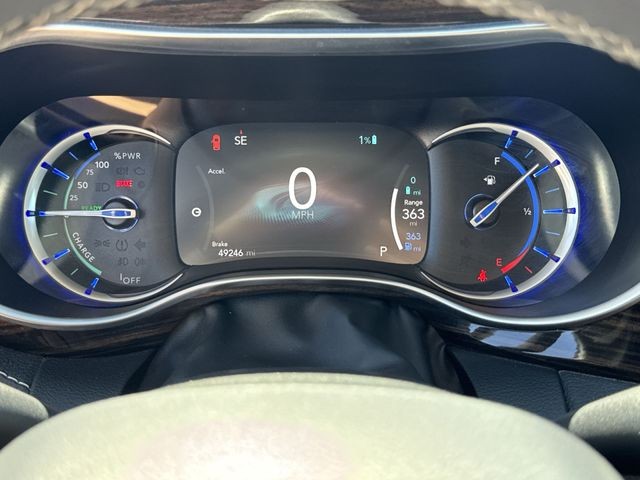 Chrysler Pacifica Vehicle Full-screen Gallery Image 15