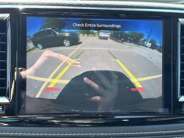 Chrysler Pacifica Vehicle Full-screen Gallery Image 19