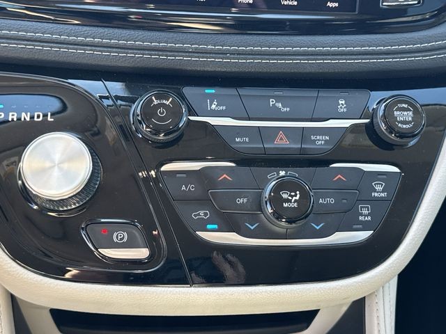 Chrysler Pacifica Vehicle Full-screen Gallery Image 22