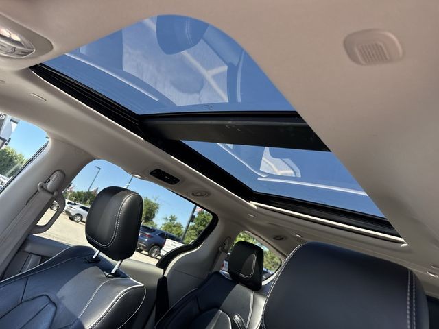 Chrysler Pacifica Vehicle Full-screen Gallery Image 23