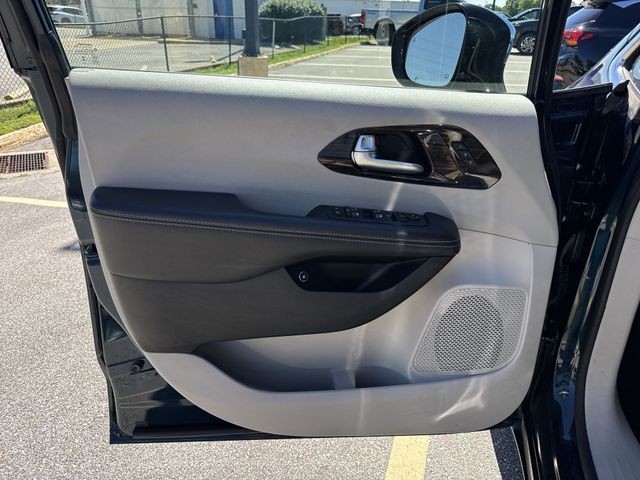 Chrysler Pacifica Vehicle Full-screen Gallery Image 26