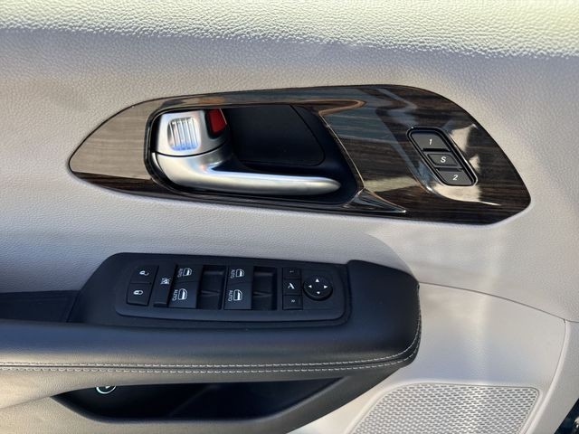 Chrysler Pacifica Vehicle Full-screen Gallery Image 27