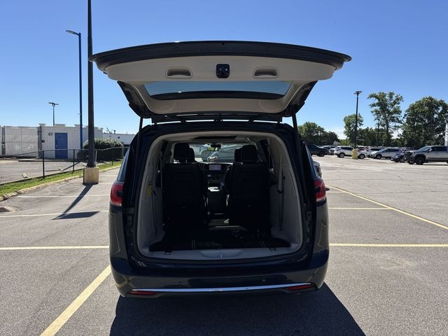 Chrysler Pacifica Vehicle Full-screen Gallery Image 29