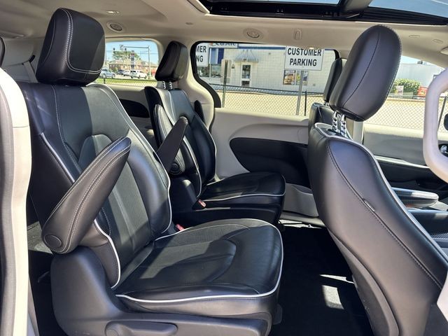 Chrysler Pacifica Vehicle Full-screen Gallery Image 30