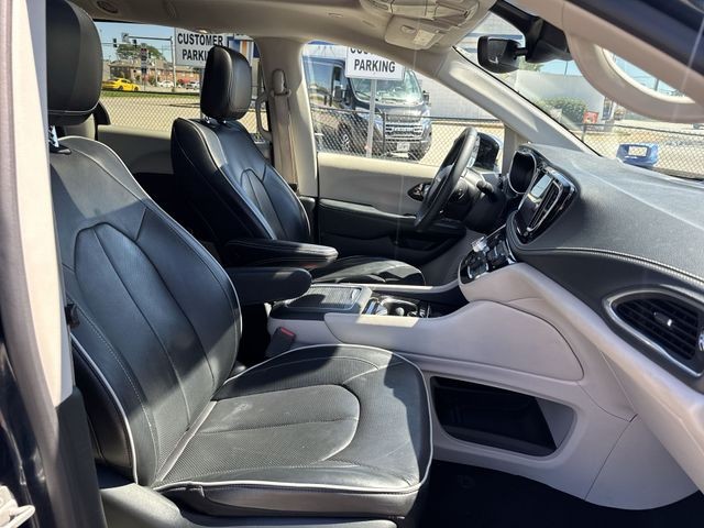 Chrysler Pacifica Vehicle Full-screen Gallery Image 31