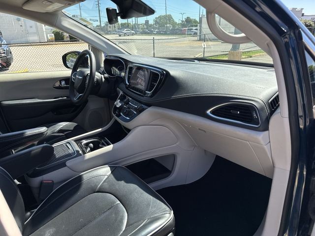Chrysler Pacifica Vehicle Full-screen Gallery Image 32