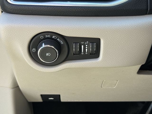 Chrysler Pacifica Vehicle Full-screen Gallery Image 38