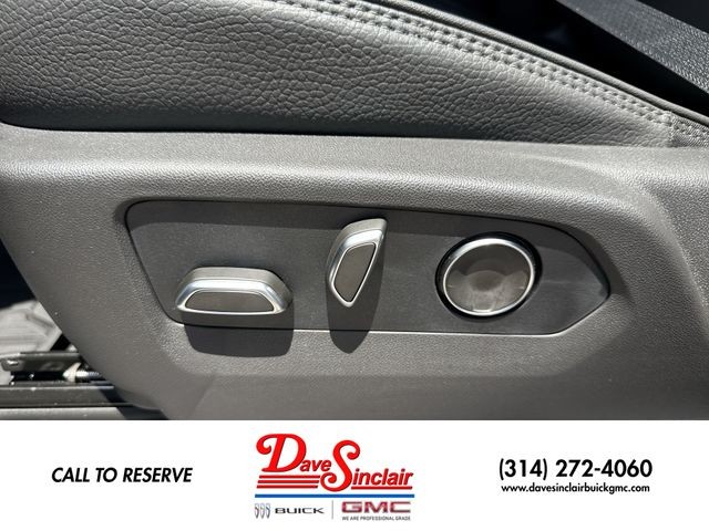 GMC Yukon Vehicle Full-screen Gallery Image 12
