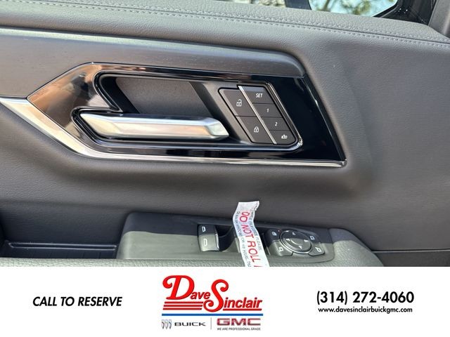 GMC Yukon Vehicle Full-screen Gallery Image 13