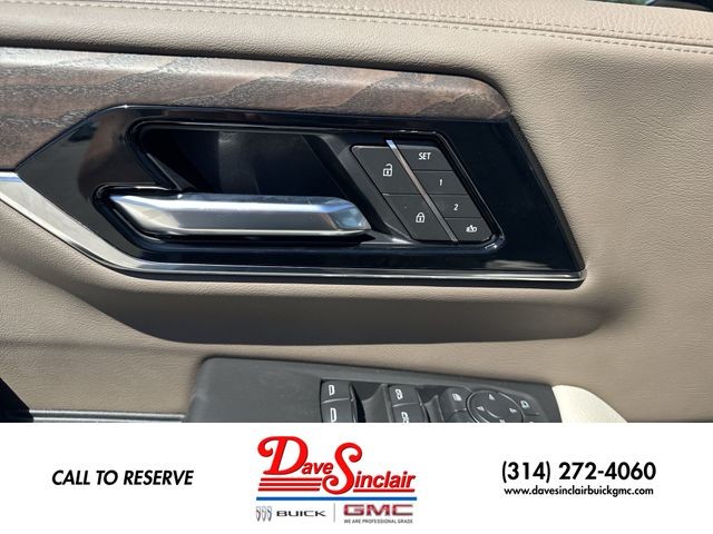 GMC Yukon Vehicle Full-screen Gallery Image 13