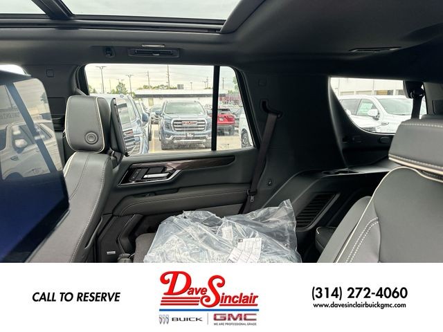 GMC Yukon Vehicle Full-screen Gallery Image 13