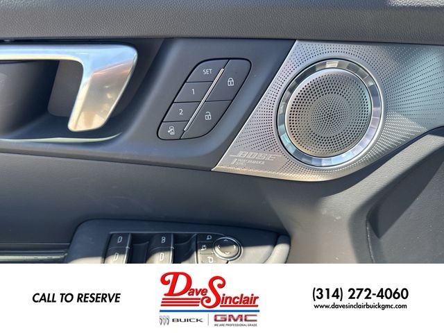 Buick Enclave Vehicle Full-screen Gallery Image 13