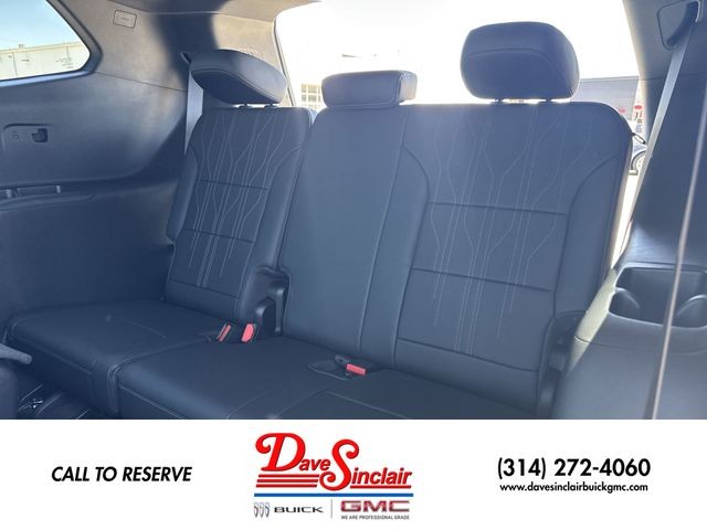 Buick Enclave Vehicle Full-screen Gallery Image 24