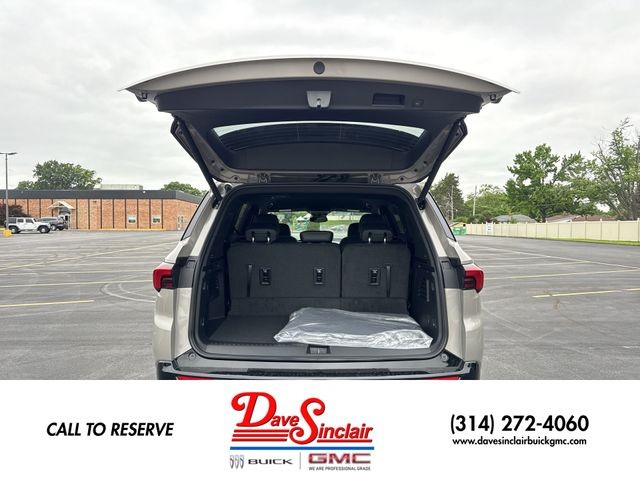 Buick Enclave Vehicle Full-screen Gallery Image 24