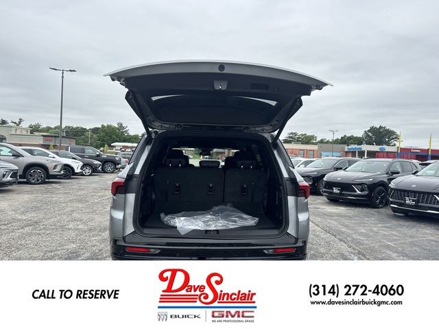 Buick Enclave Vehicle Full-screen Gallery Image 24